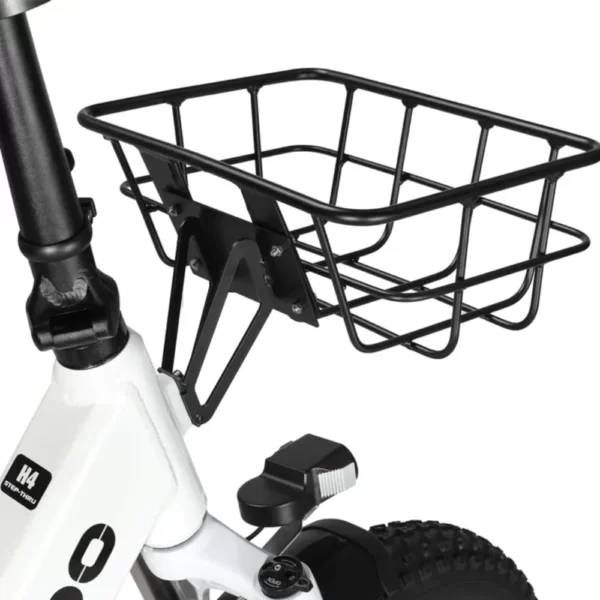 La cesta facilita el transporte de objetos en la bicicleta eléctrica.
