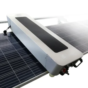 Avanzado sistema robótico que limpia paneles solares.