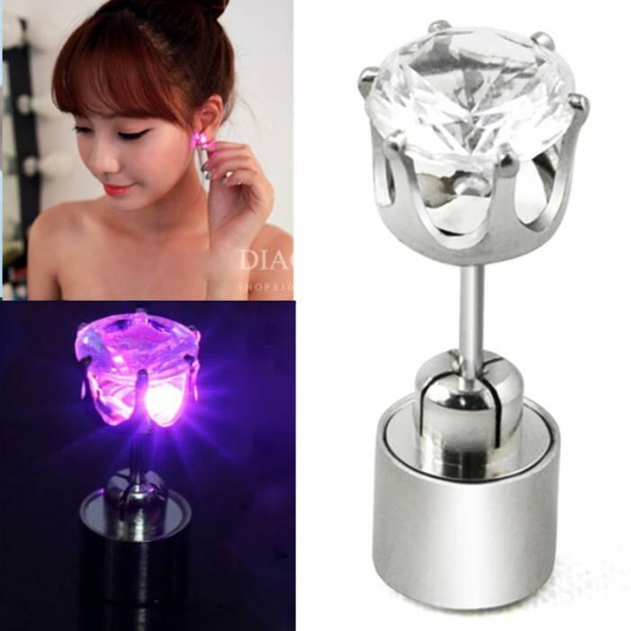 ONE-LIGHT-LED-EARRINGS6_701x701 Pendientes LED que Parpadean con Piedra de Zirconia Cúbica - Imagen 1